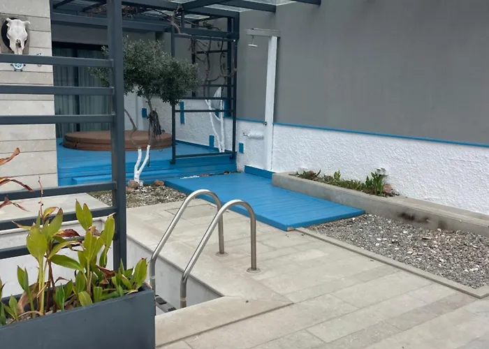 Akyarlarda Havuzlu Lueks *