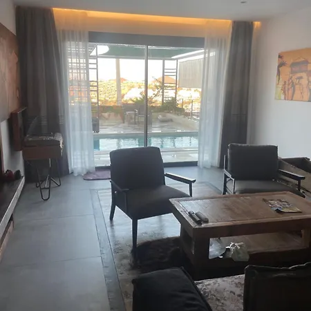 Havuzlu Ve Jakuzuli Lueks 빌라