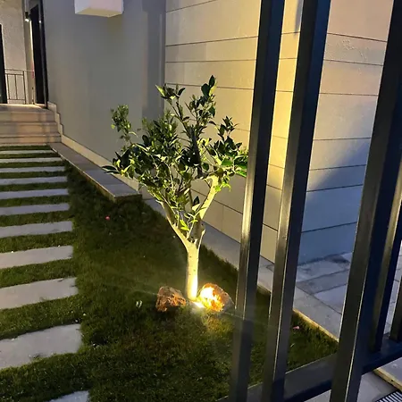 Havuzlu Ve Jakuzuli Lueks 빌라