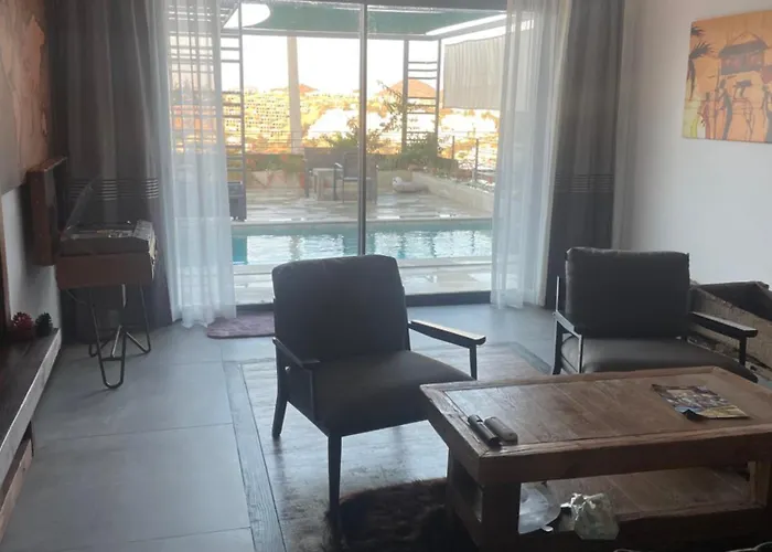 Akyarlarda Havuzlu Lueks 빌라